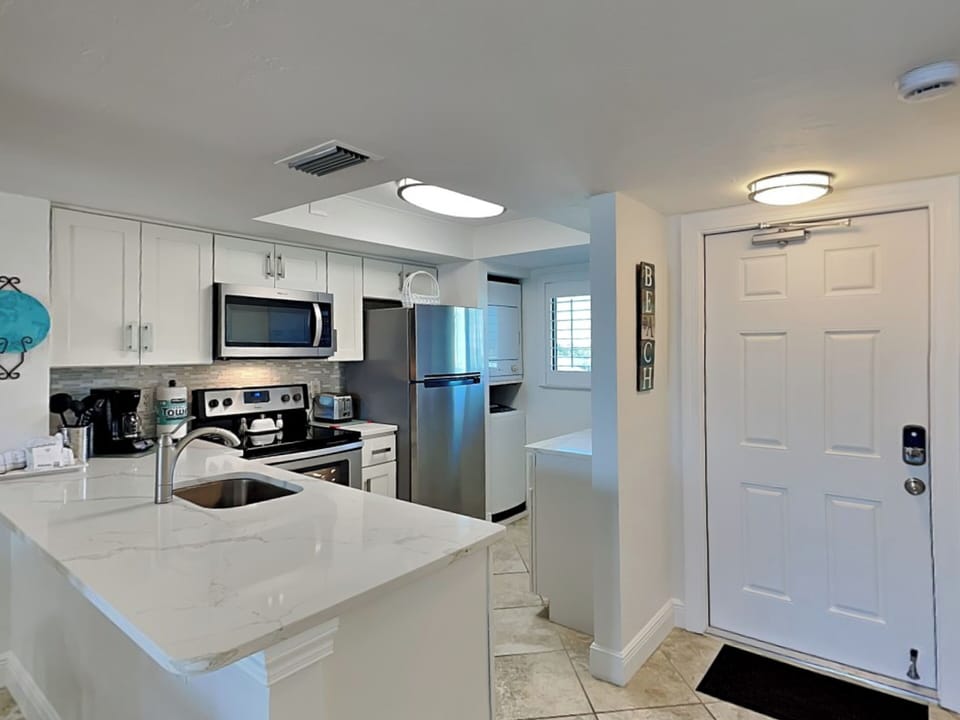 Kitchen - Fully Stocked Kitchen, Modern Appliances
