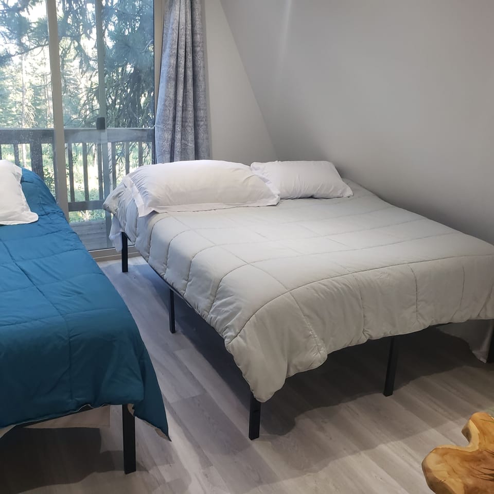 Bedroom w tow queen beds