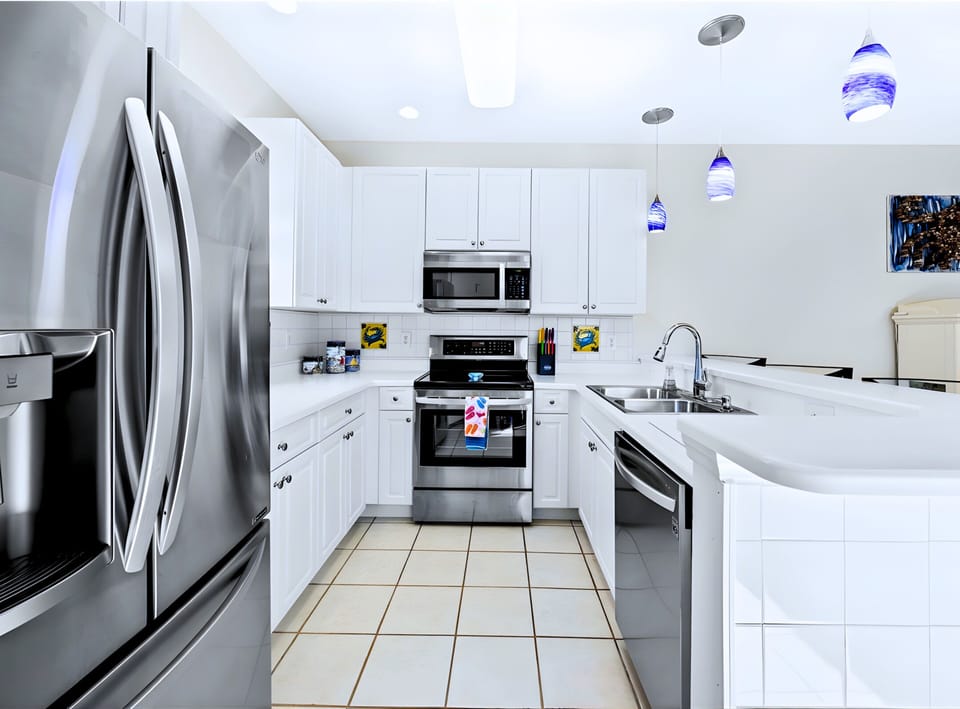 🍽️ Fully stocked kitchen with stainless steel appliances