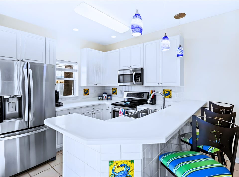 🍽️ Fully stocked kitchen with stainless steel appliances