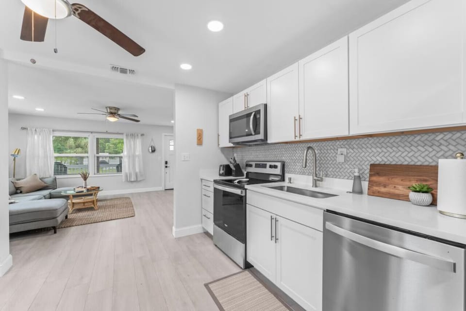 915NicholsonSt SuiteA Kitchen01