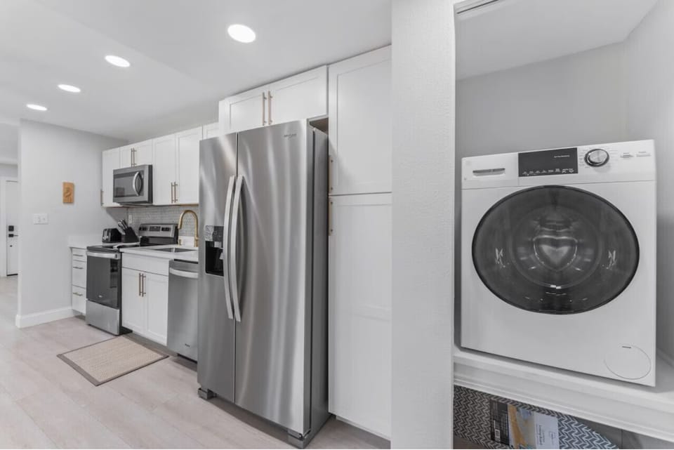 915NicholsonSt SuiteA Laundry01