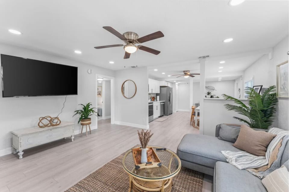 915NicholsonSt SuiteA LivingRoom03