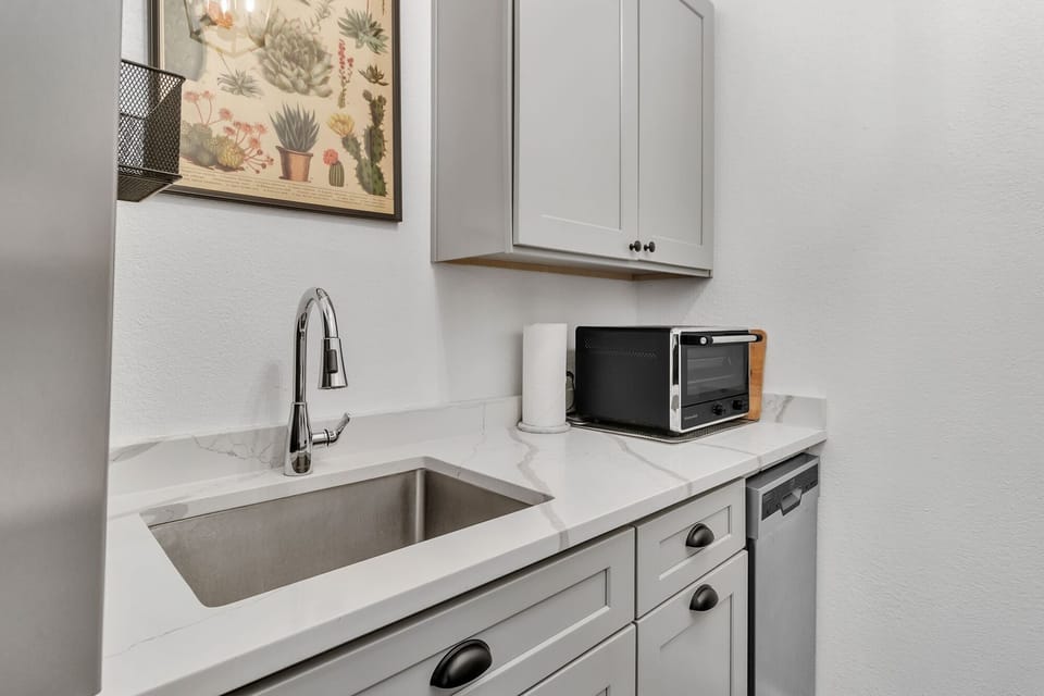 104_Scudder_Ln_Wimberley_TX_78676_USA-Kitchen-IMG_3072
