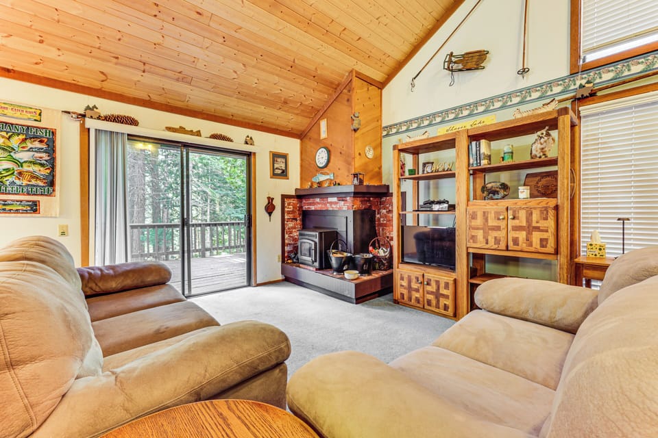 Shaver Lake Vacation Rental | 3BR | 2BA | Stairs Required | 1,000 Sq Ft