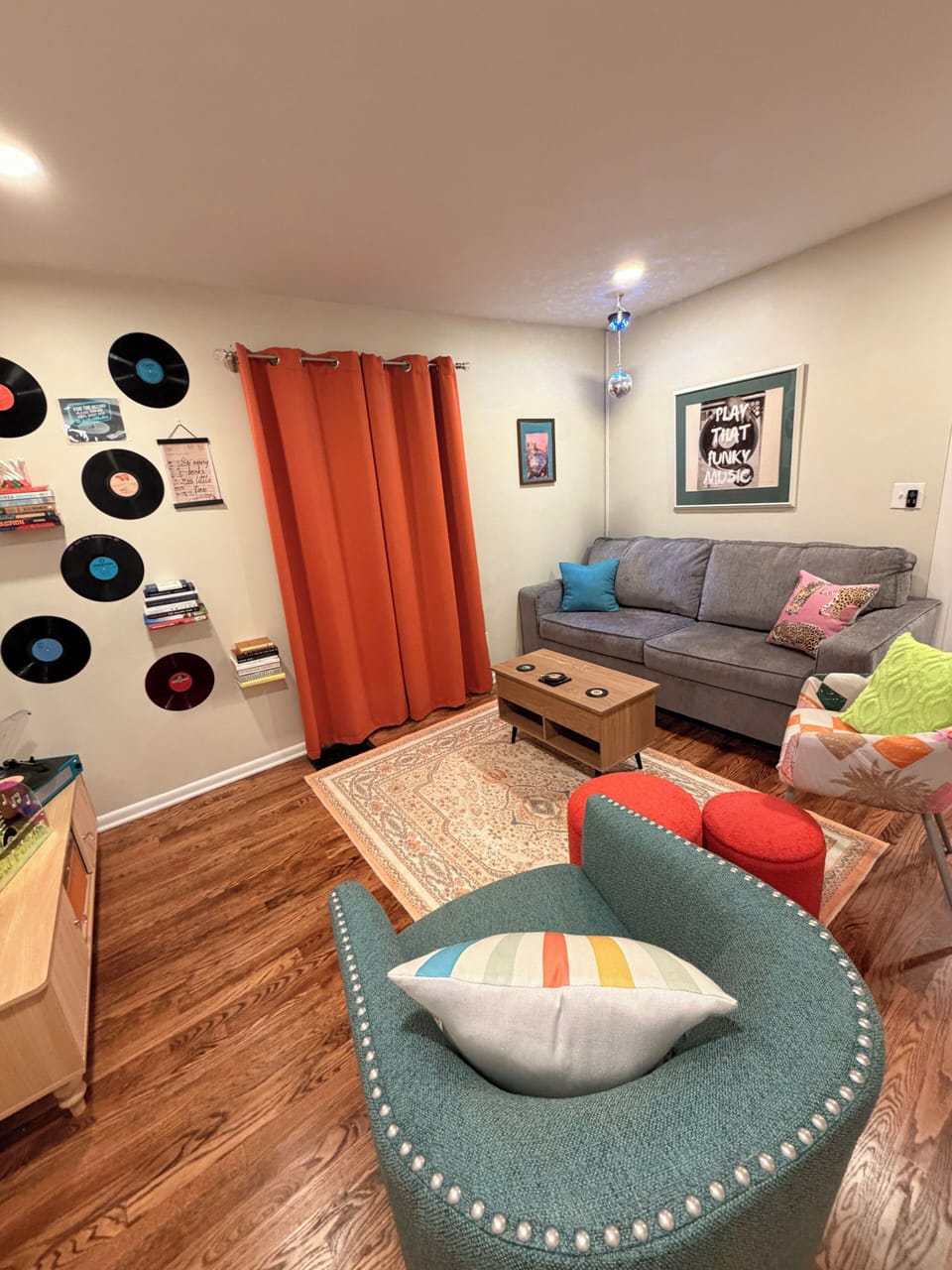 Library, Record Player, Board Games and Smart TV for your entertainment