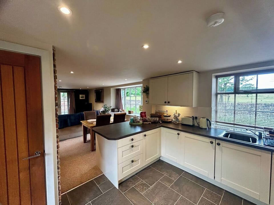 Kitchen with dishwasher & washing machine