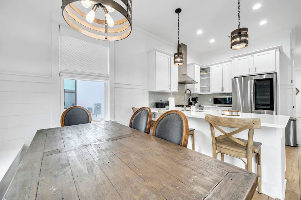 Table seats 6 comfortably, plus island seating for 4 more.