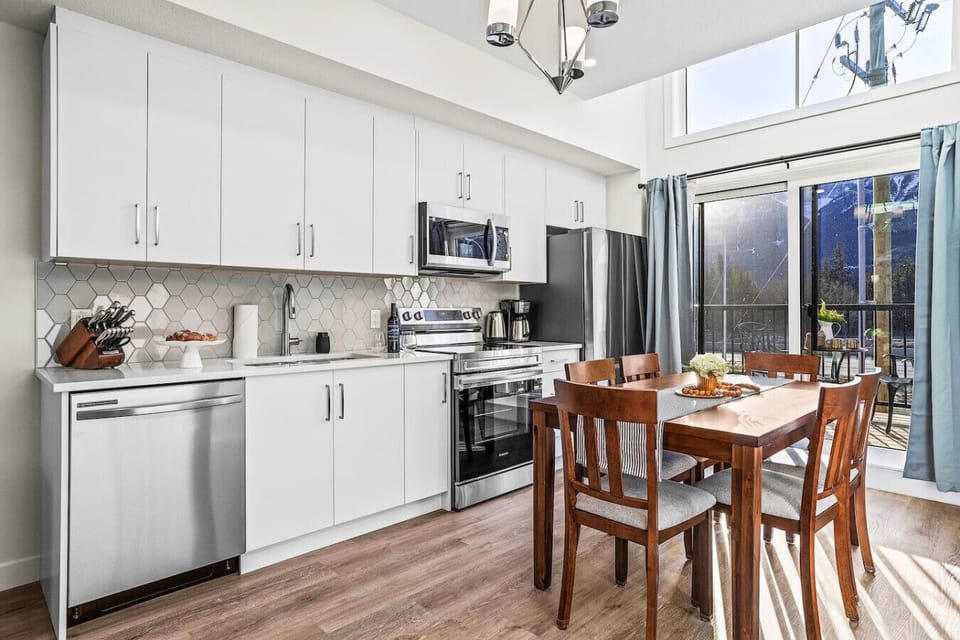 Fully equipped kitchen with dining table for 6.