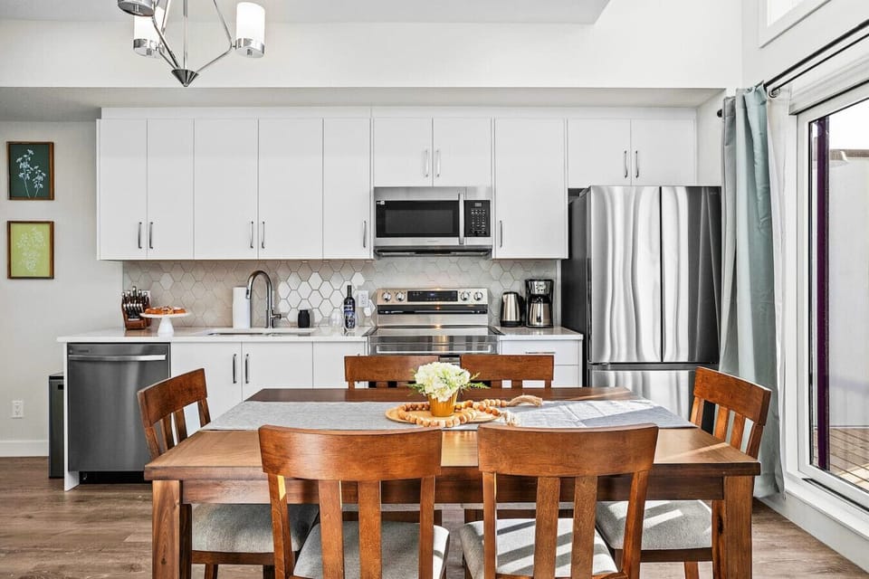 Fully equipped kitchen with dining table for 6.