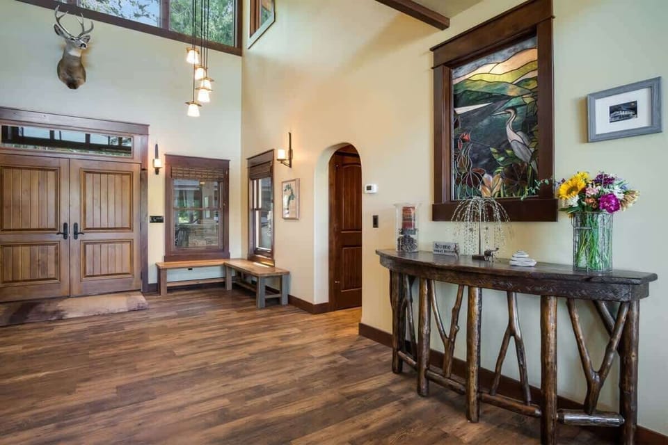 Entry room with laundry room.