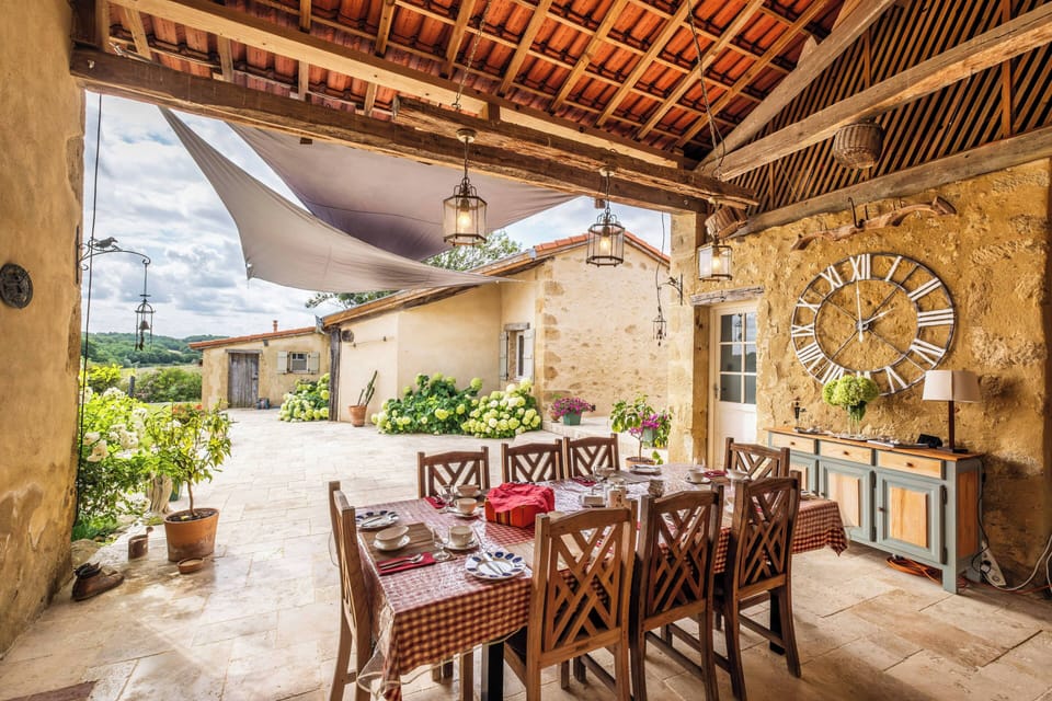 Covered terrace accessible from kitchen and equipped for bbq and outdoor dining