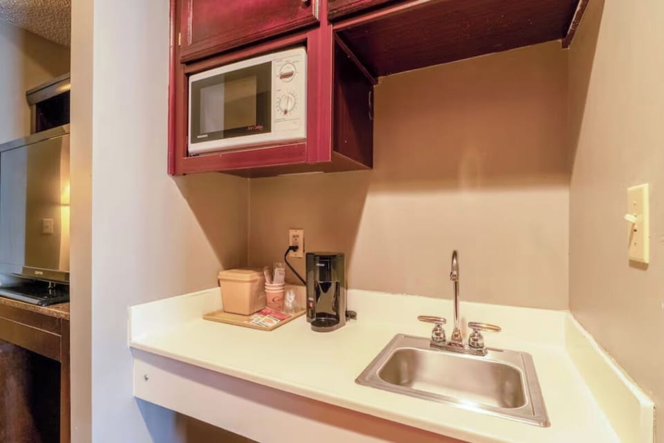 Brew morning coffee and grab snacks at the handy kitchenette.