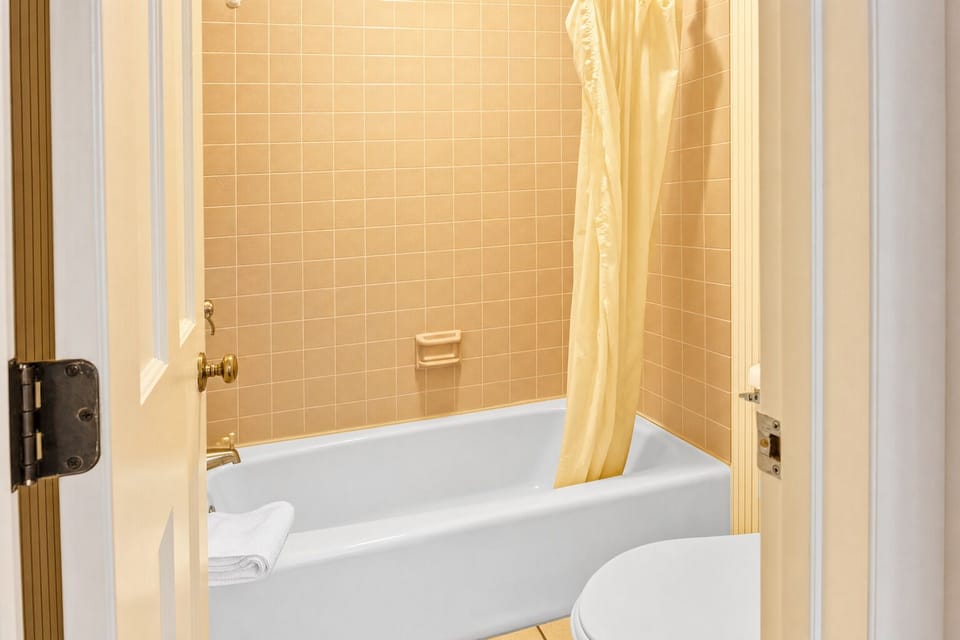 Refresh with an easy soak in the clean bathtub.