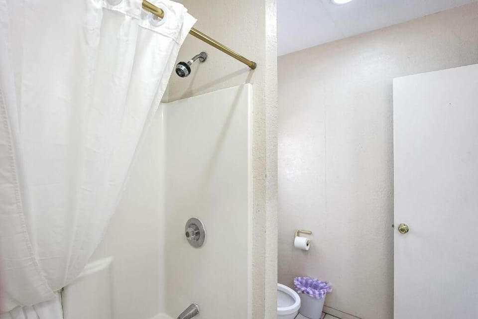 Rinse off comfortably with a simple, no-fuss shower setup.