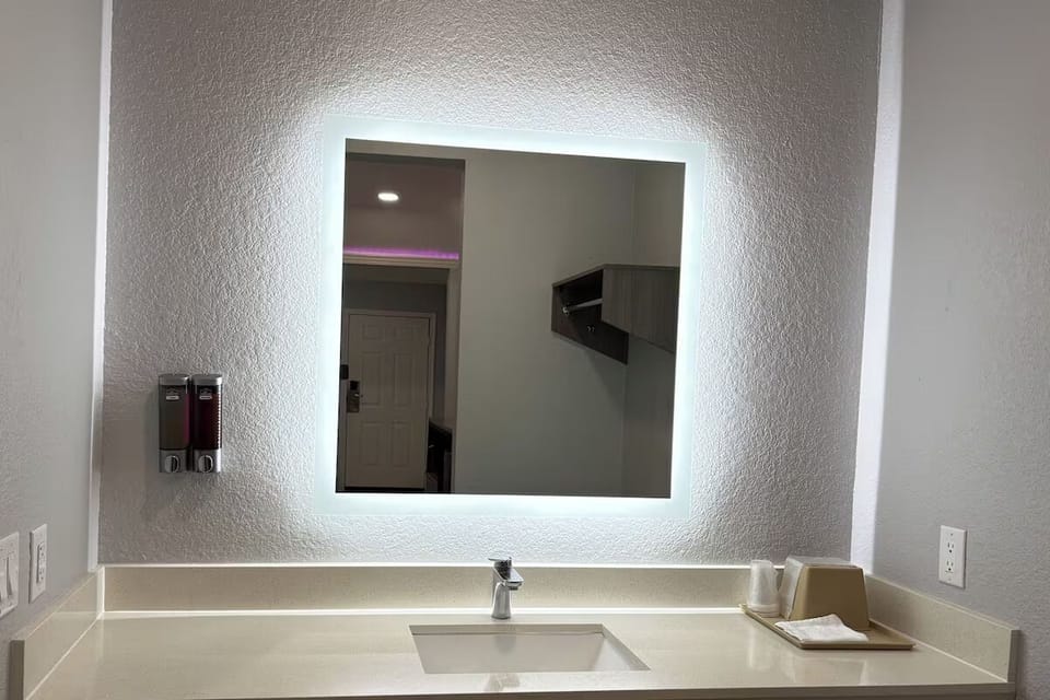 Refresh at the glowing mirror vanity with spa-like brightness.