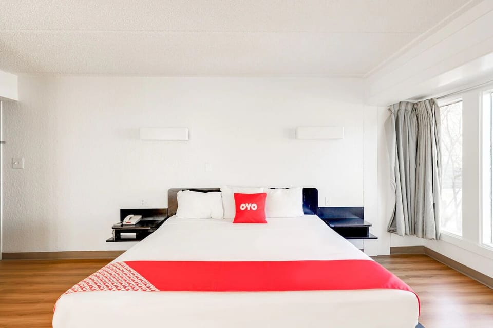 Unwind into crisp linens in this bright, airy king bed.