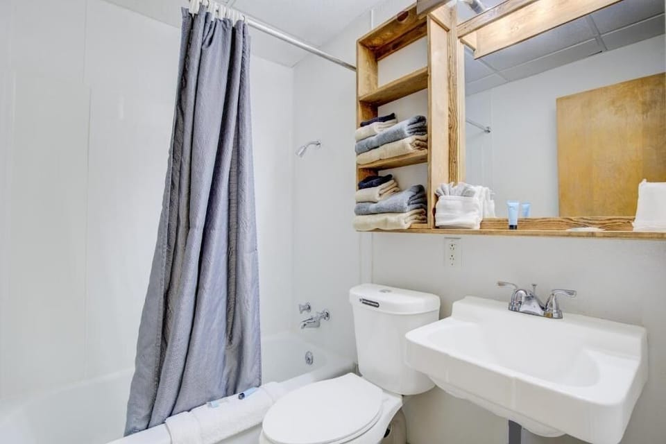 Refresh easily with a bright shower-tub combo and plush towels.