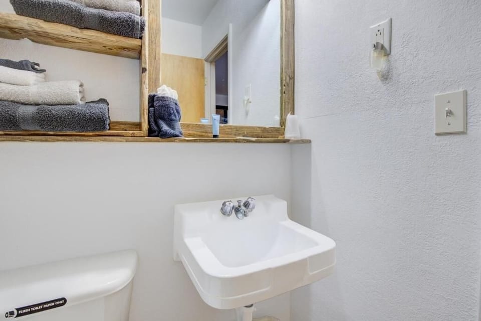Freshen up easily at the simple vanity with fluffy towels.
