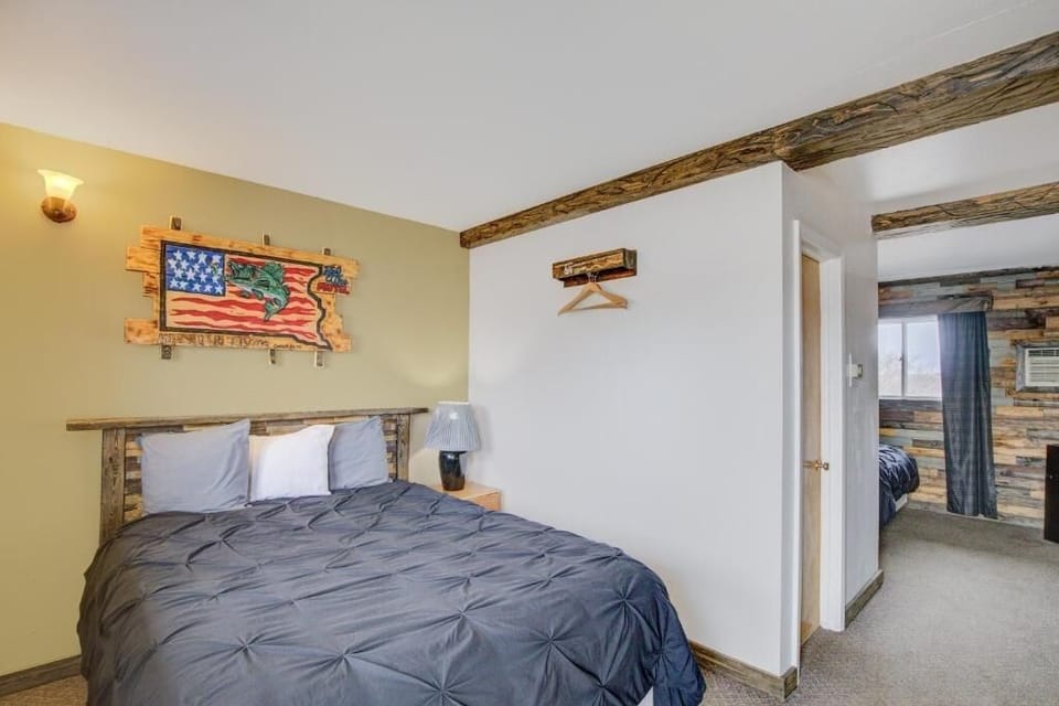 Stretch out and settle in with calming, cabin-style charm.