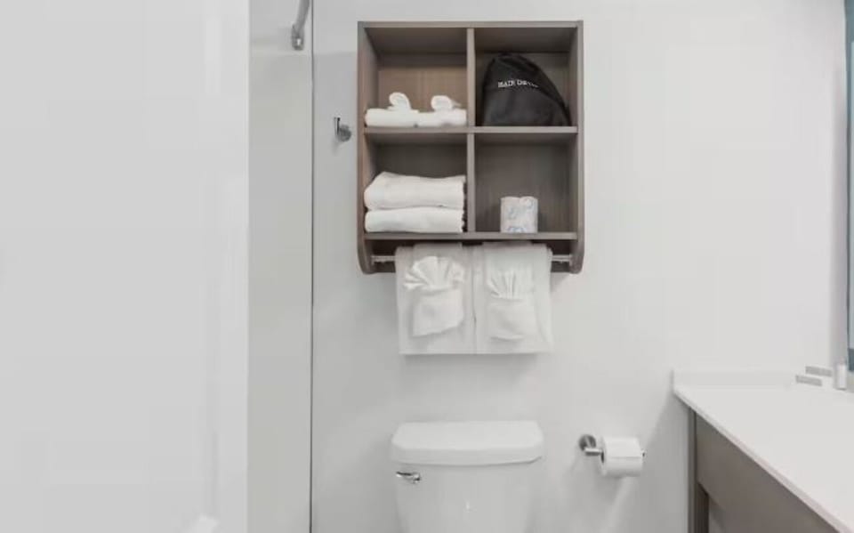 Rinse off comfortably after the beach in a clean bath.