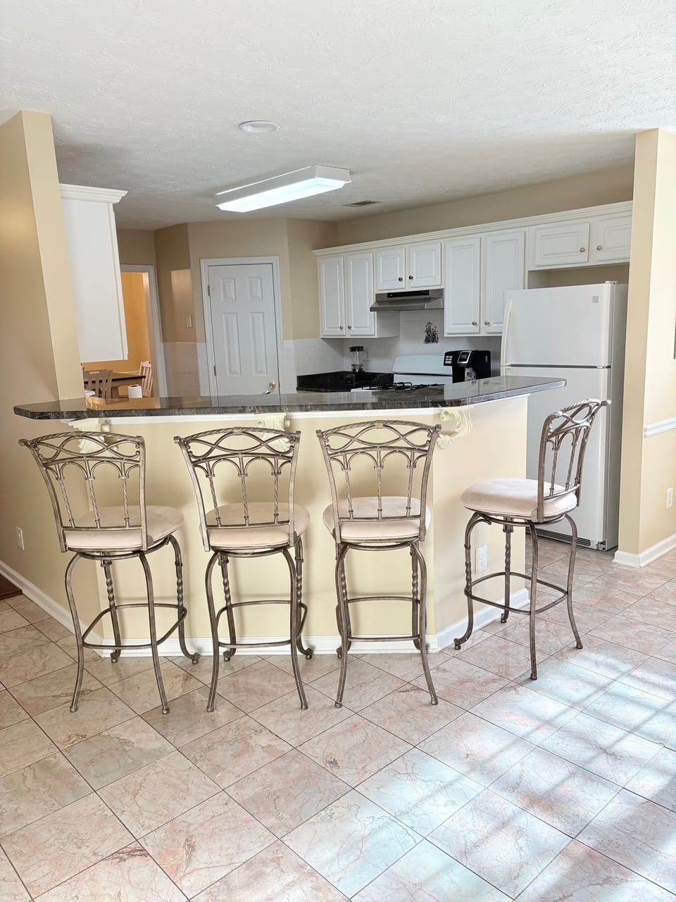 Full Kitchen with bar area and bar stools