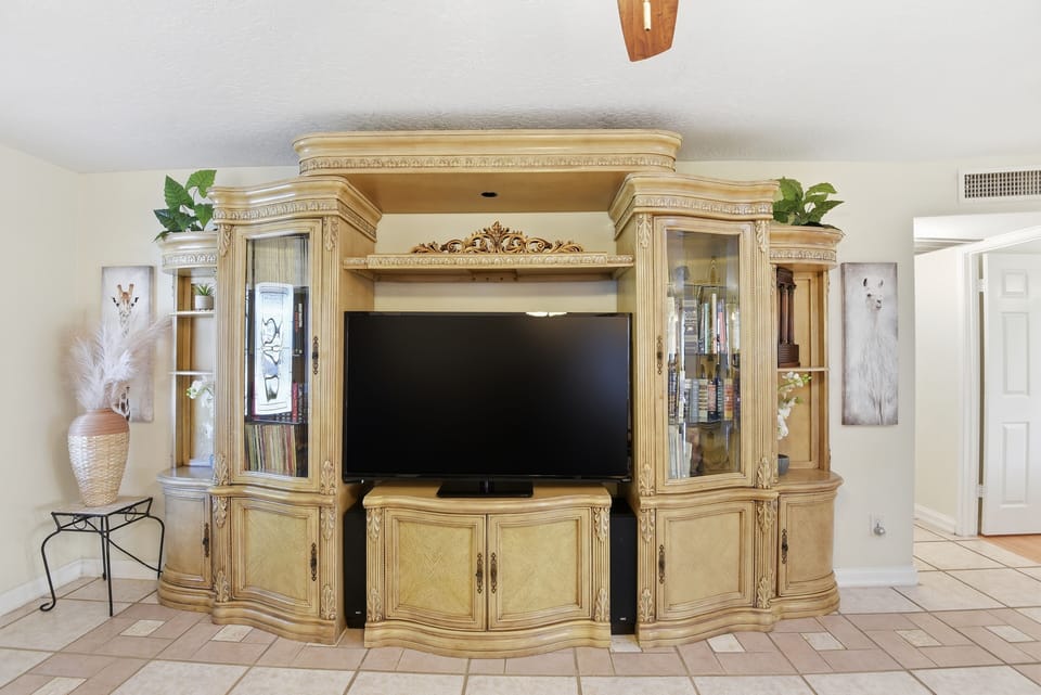 Living room equipped with a 55 inch TV.