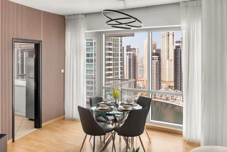️ Elegant dining area with floor-to-ceiling windows and sweeping Dubai Marina views — the perfect setting for enjoying meals with family or friends against a stunning skyline backdrop.