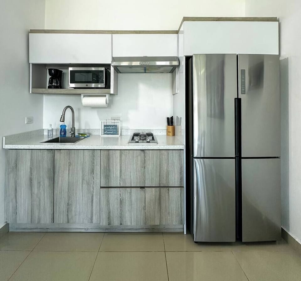 FULL KITCHEN