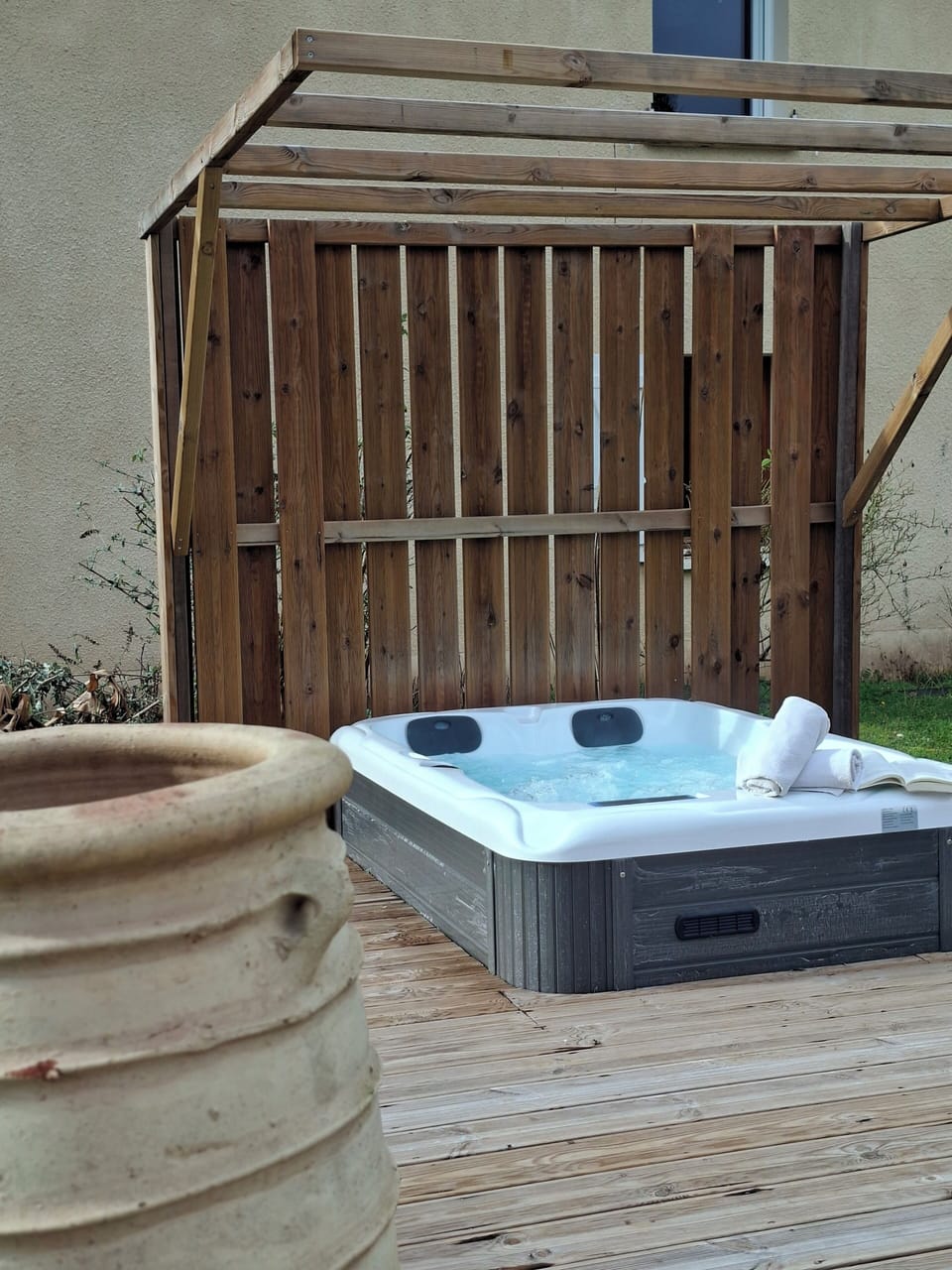 Outdoor spa tub