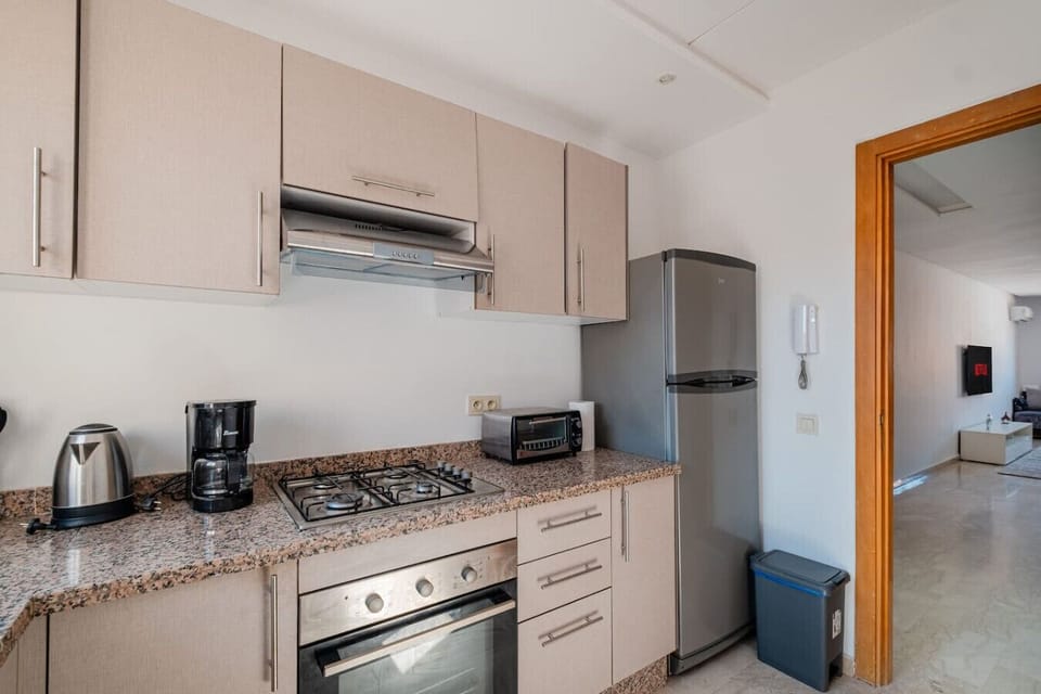 Cuisine moderne entièrement équipée pour cuisiner comme à la maison.