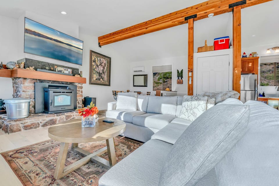 Living room (main floor): Pellet stove, lake views, Smart TV (60"), mini-split A/C