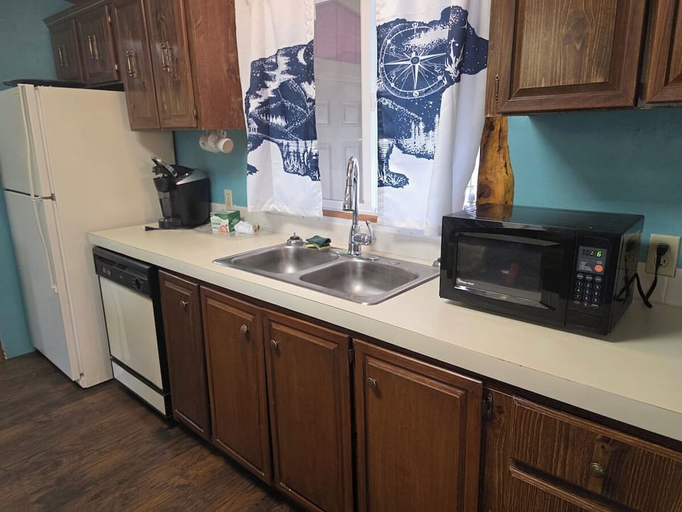 Center island with gas cooktop.