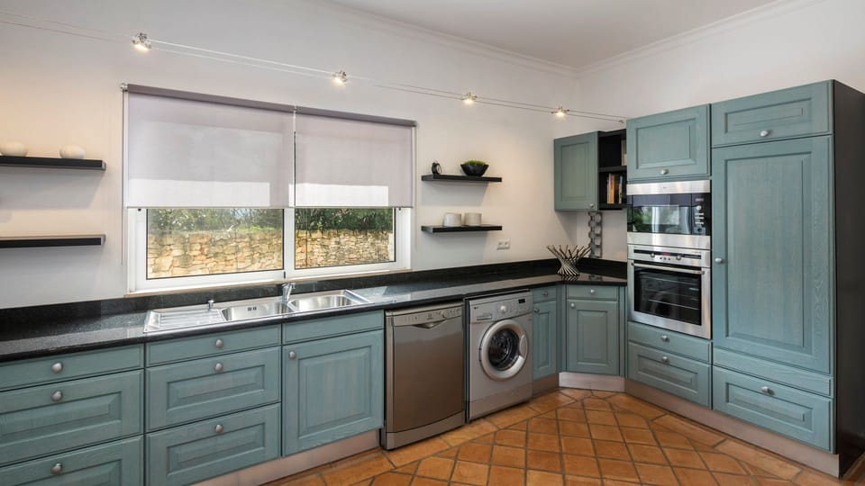 Fully equipped and flooded with light—this bold blue kitchen is made for gathering and great meals.
#DreamKitchen #CookInStyle #AlgarveVilla #BlueKitchenLove #HomeAwayFromHome #VillaLife