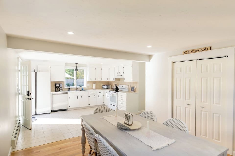 Bright, Functional Space for Meals