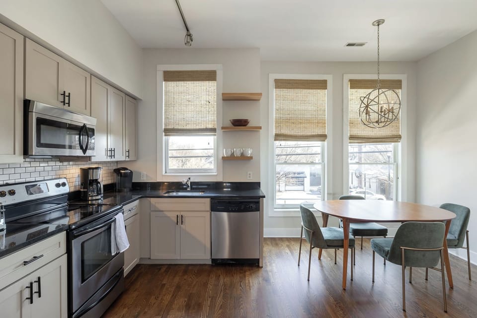 Full Kitchen & Dinette