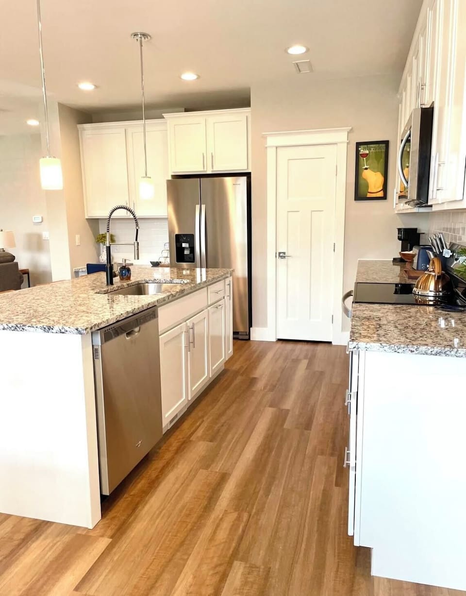 Fully equipped kitchen with pantry & dedicated work space. 