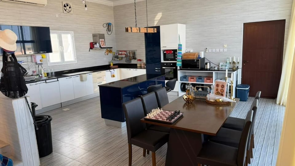 The fully equipped kitchen with 6 seatee dining table and bar with 2 stoll