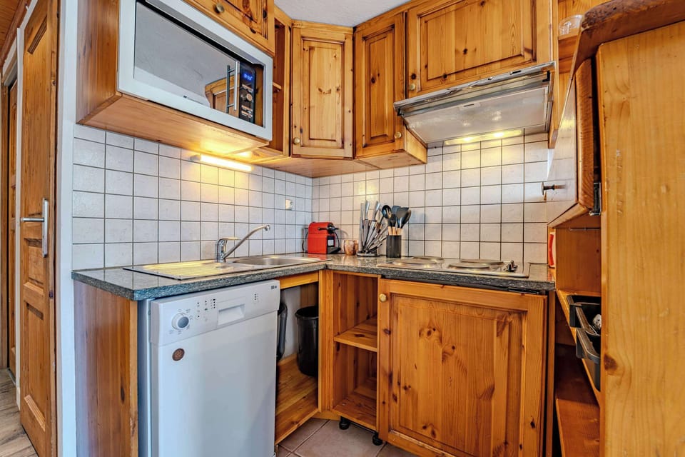 Kitchen close-up — Nespresso, knives, utensils and storage; everything you need for raclette nights before first tracks tomorrow.