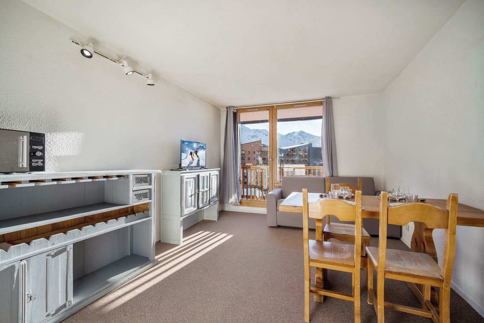 Relax together after a day on the slopes — open-plan living with mountain views from every angle.