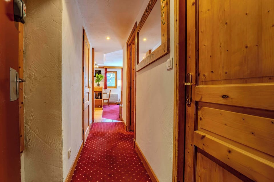 Val Thorens Rue du Soleil ski-in/ski-out apartment — welcoming hallway leading to bright living room; cozy alpine base in the 3 Valleys.