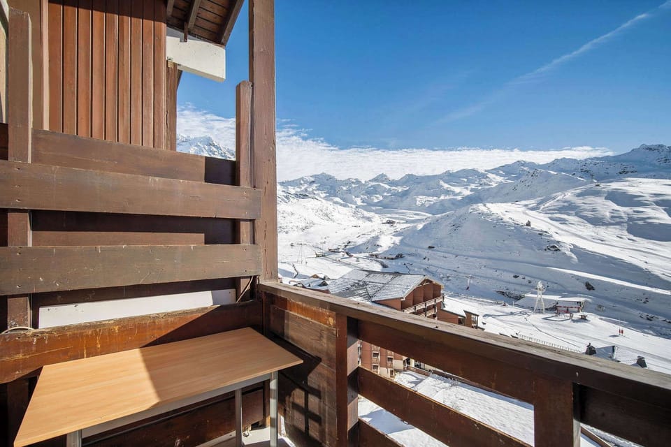 Ski-in/Ski-out 3BR Apartment • Balcony • Mountain Views • Sleeps 8 – Reine Blanche, Val Thorens