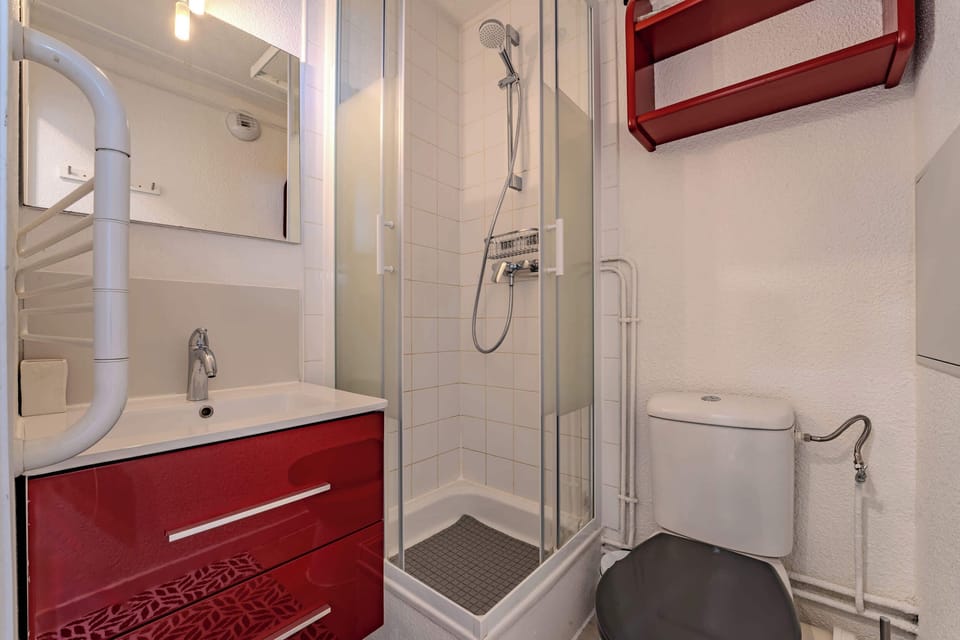 Bright bathroom with glass shower, vanity and heated rail — perfect after a day on the Val Thorens pistes.