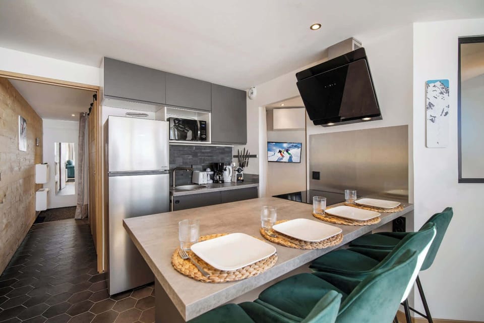 Share après-ski dinners with friends in a warm, modern alpine atmosphere