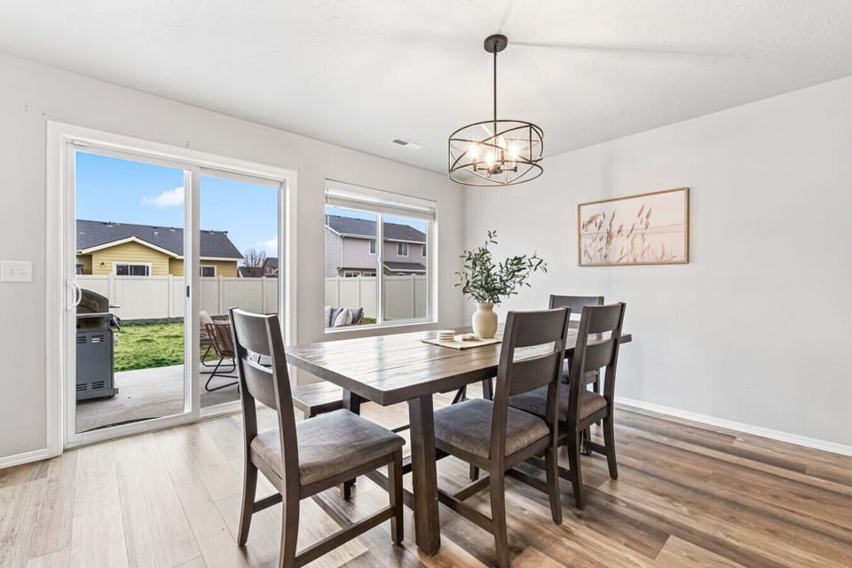 Dining table seating 6 people