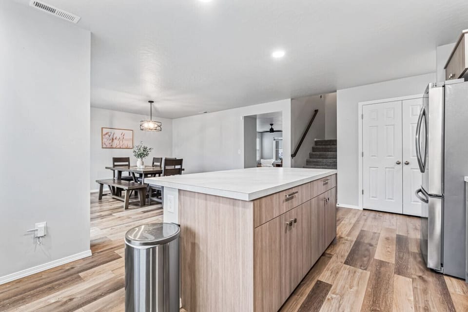 Open layout of the kitchen and dining area