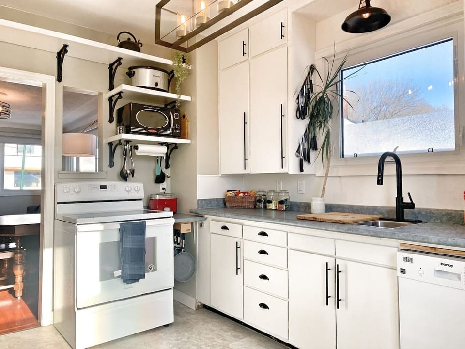 Stocked Kitchen with Cookware & Essentials | Ideal for Longer Stays