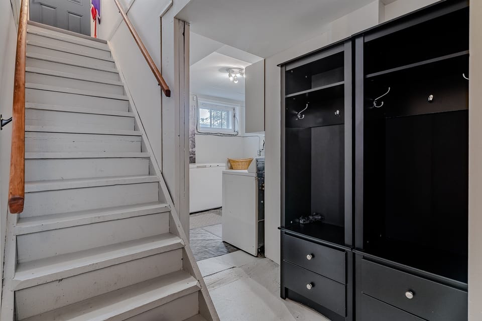 Access the shared laundry via original 1950s stairs. They are naturally steeper, so please use the sturdy handrails on both sides for safety.