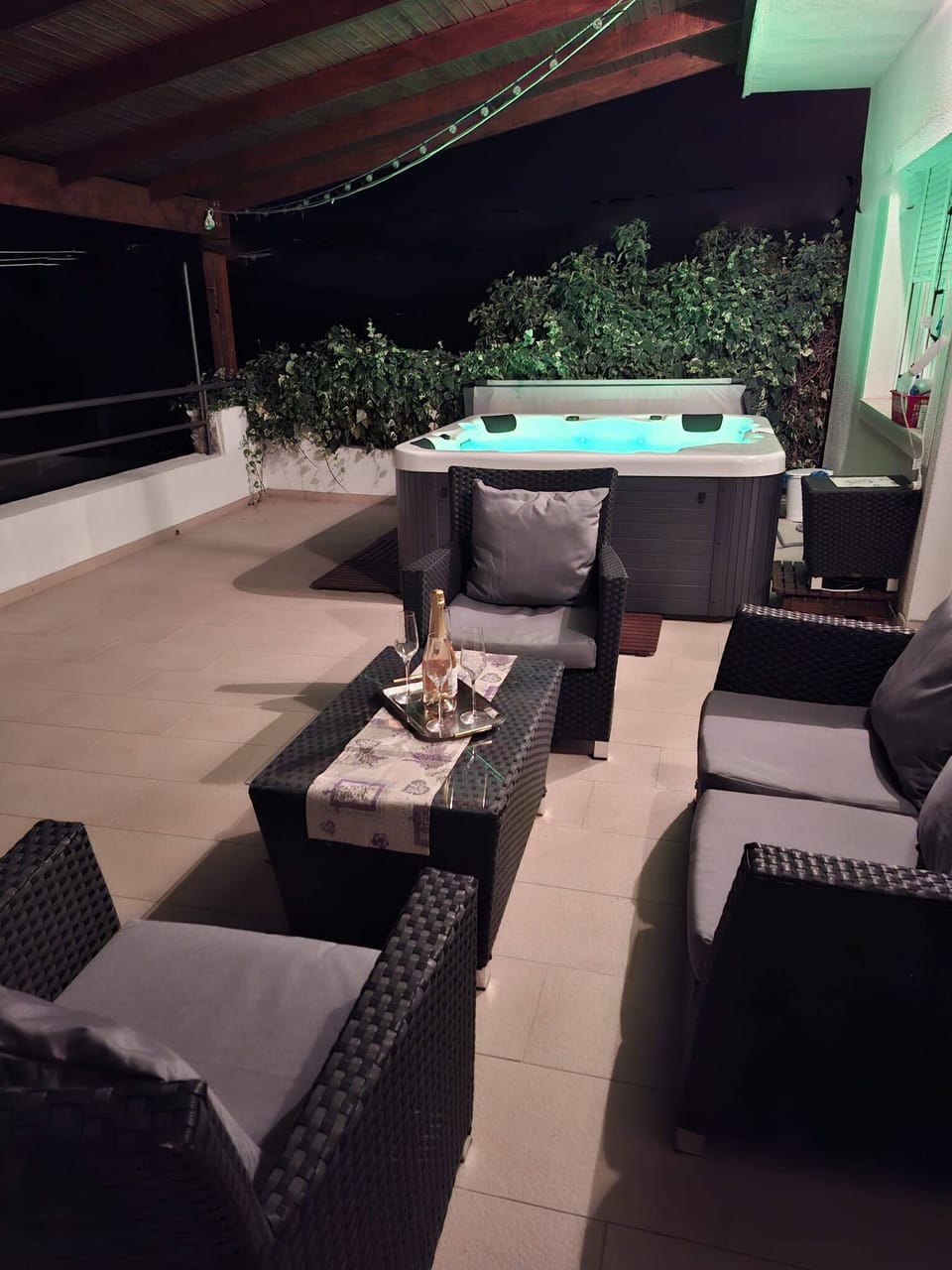 Outdoor spa tub