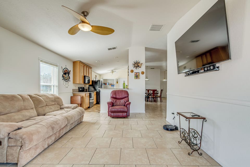 Living Room | Free WiFi | Central Heating & Air Conditioning